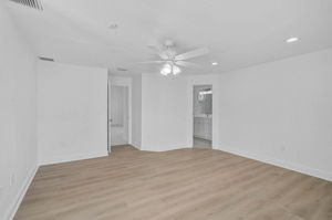 548 Siesta Dr-14