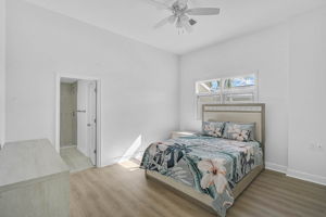 548 Siesta Dr-18