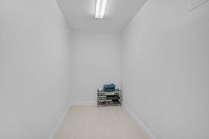 548 Siesta Dr-26