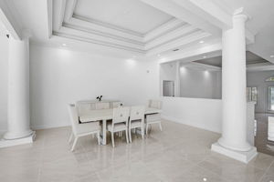 548 Siesta Dr-37
