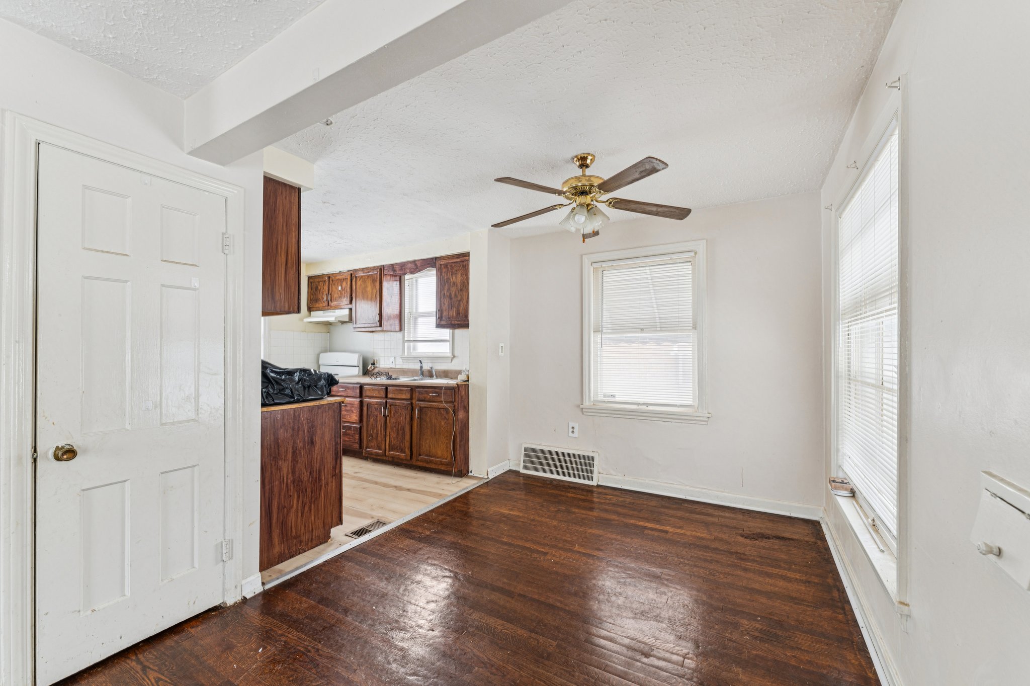 Dalewood Ave-S2001-007.jpg