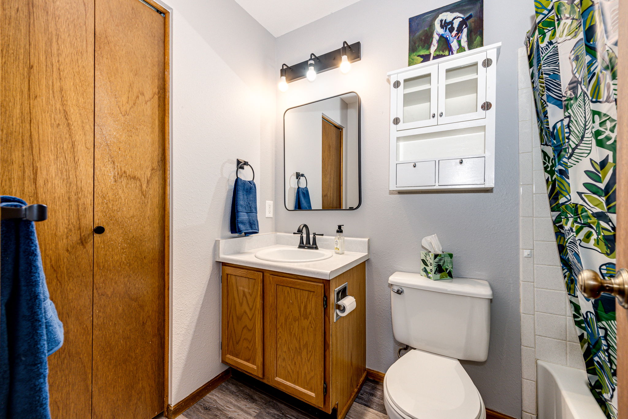 Upper level full bathroom with a linen closet