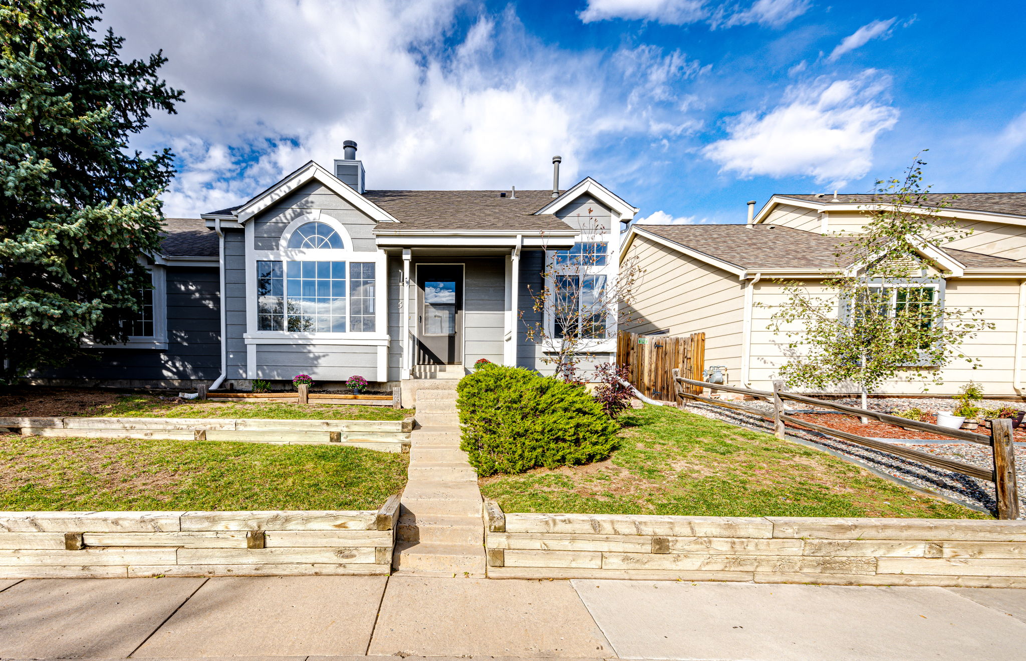 All you need to do is move in and make this your happy home!!