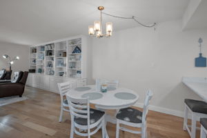 Kitchen Eat-in Area4