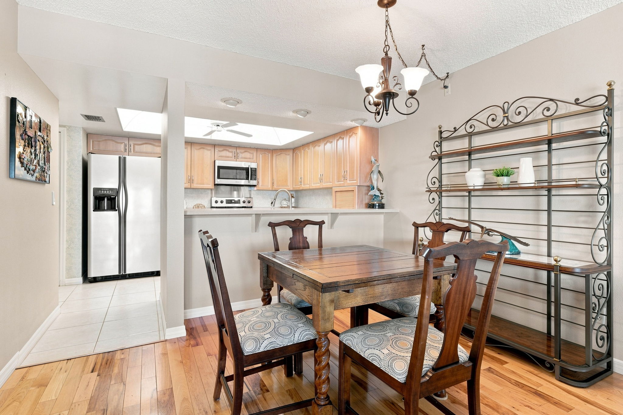 Kitchen Eat-in Area1