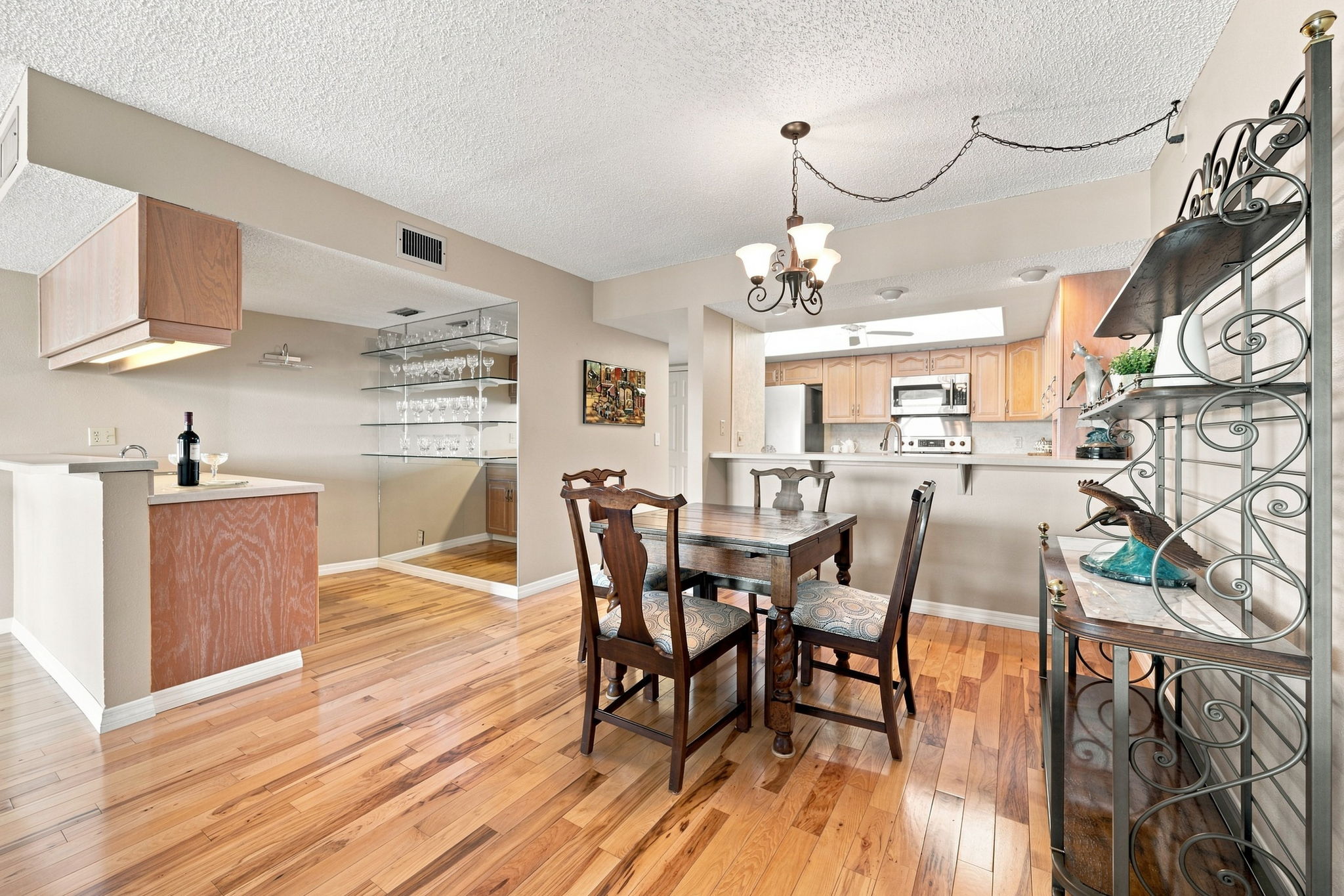 Kitchen Eat-in Area2