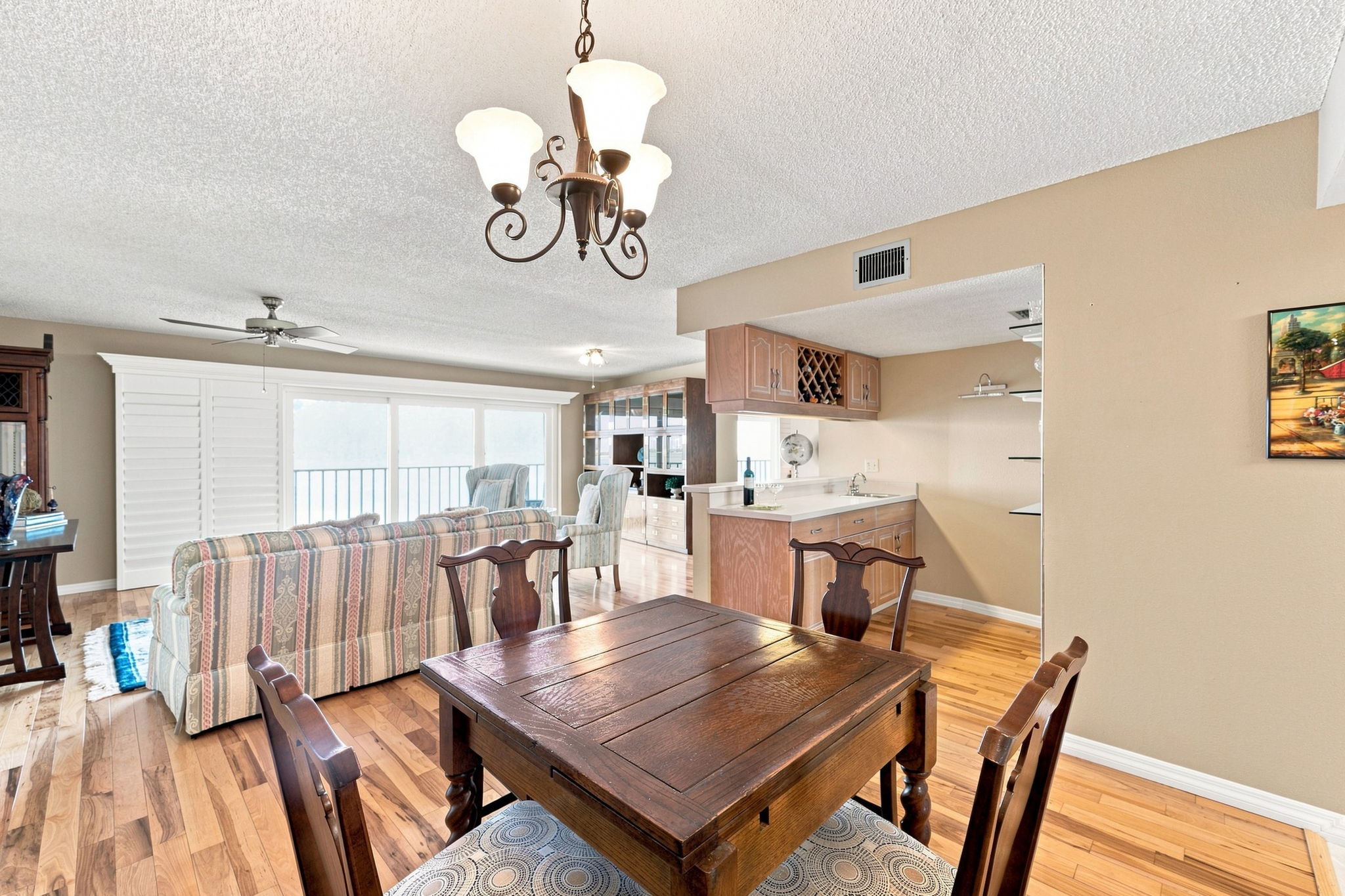 Kitchen Eat-in Area3