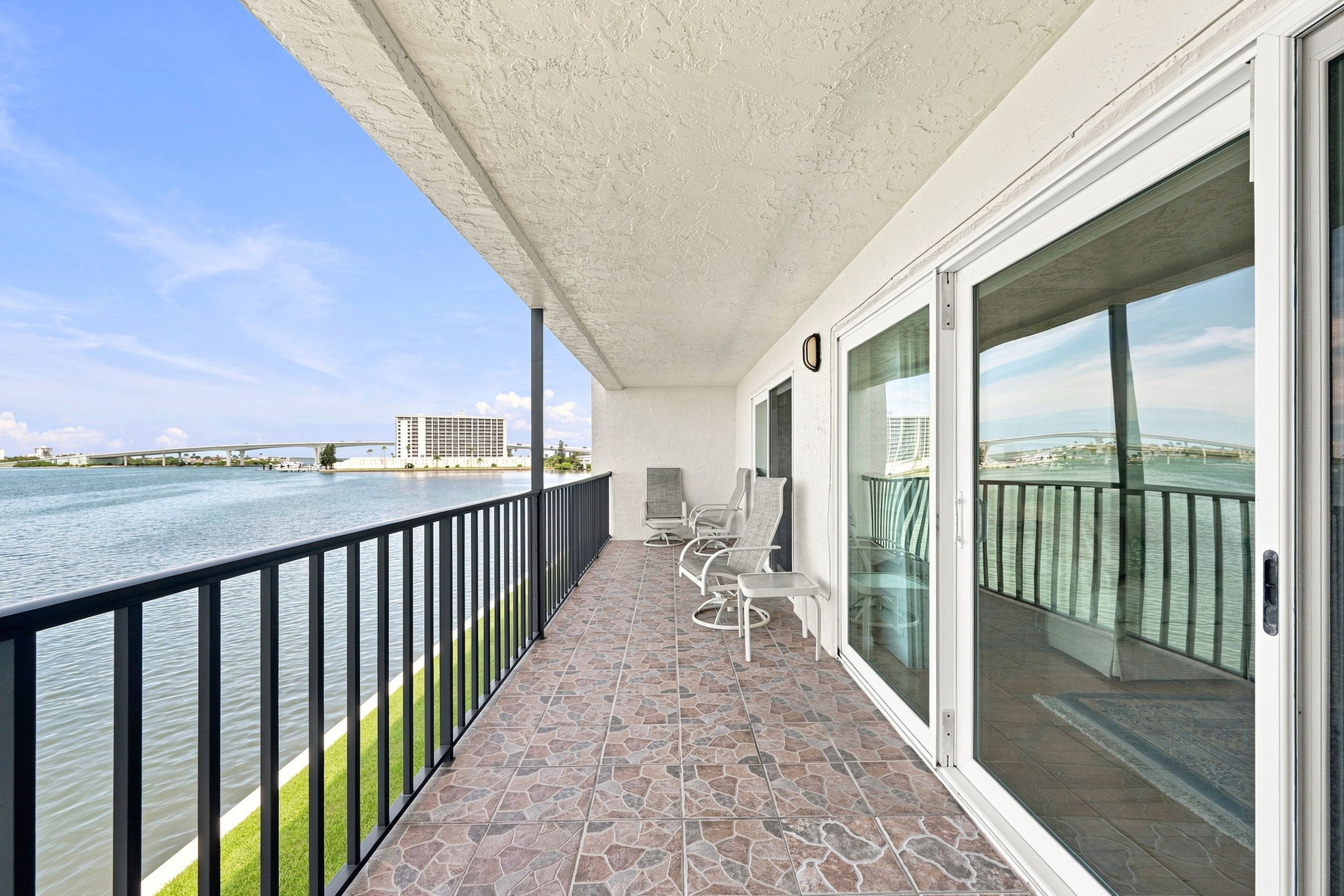 Living Room Balcony6