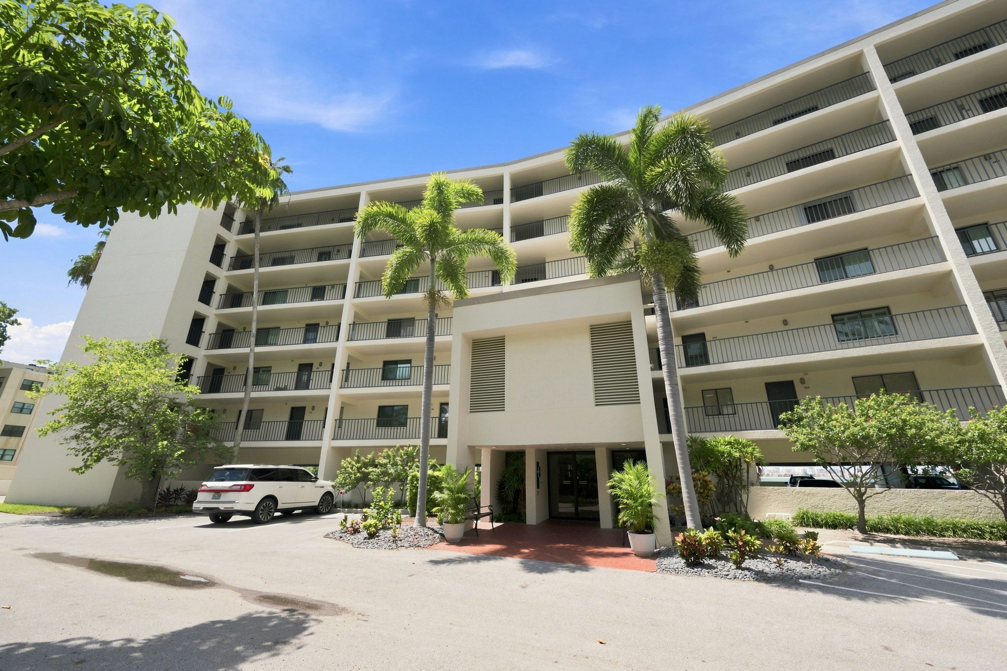 Front Exterior7
