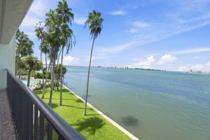 Family Room Balcony7