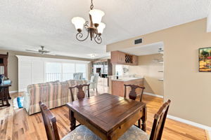 Kitchen Eat-in Area3