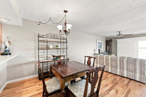 Kitchen Eat-in Area4