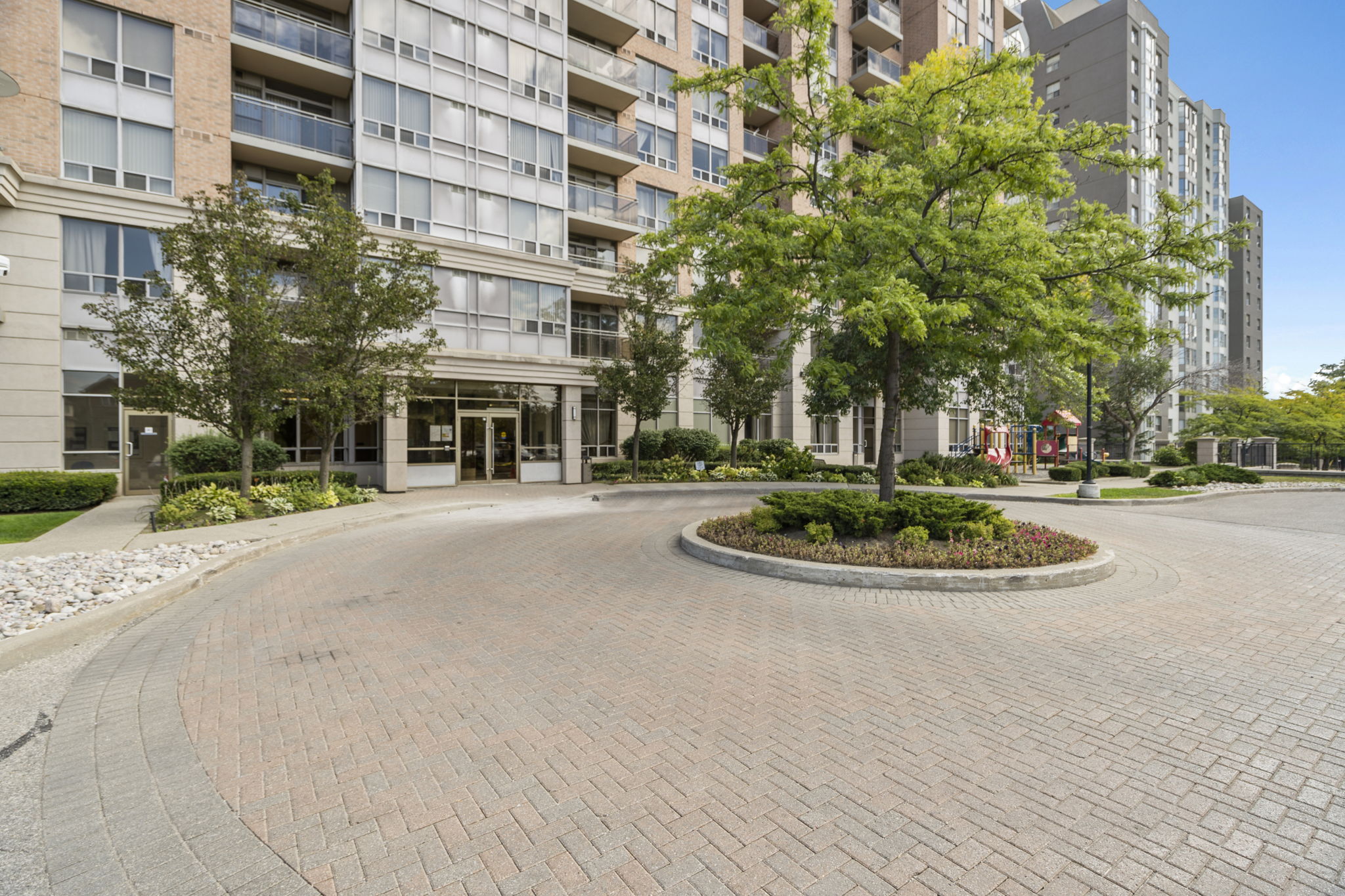 55 Strathaven Dr 1810 Mississauga, ON L5R 4G9