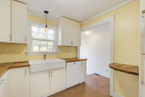 9 Kitchen C w Deck Access