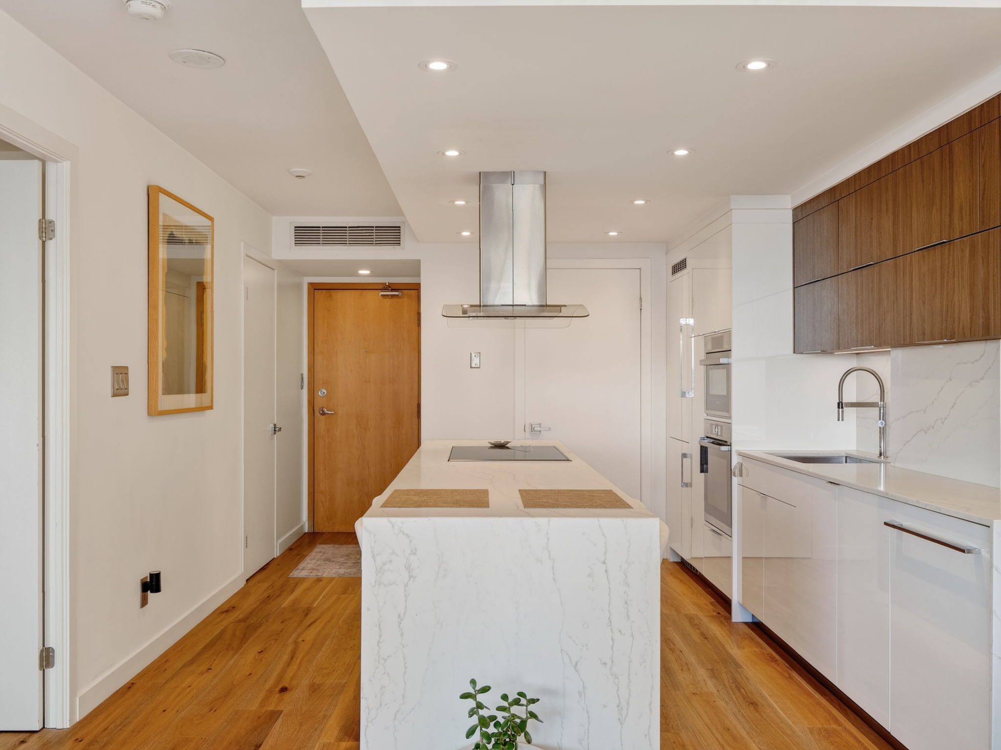 550 Queens Quay W unit 906 Toronto, ON M5V 3M8