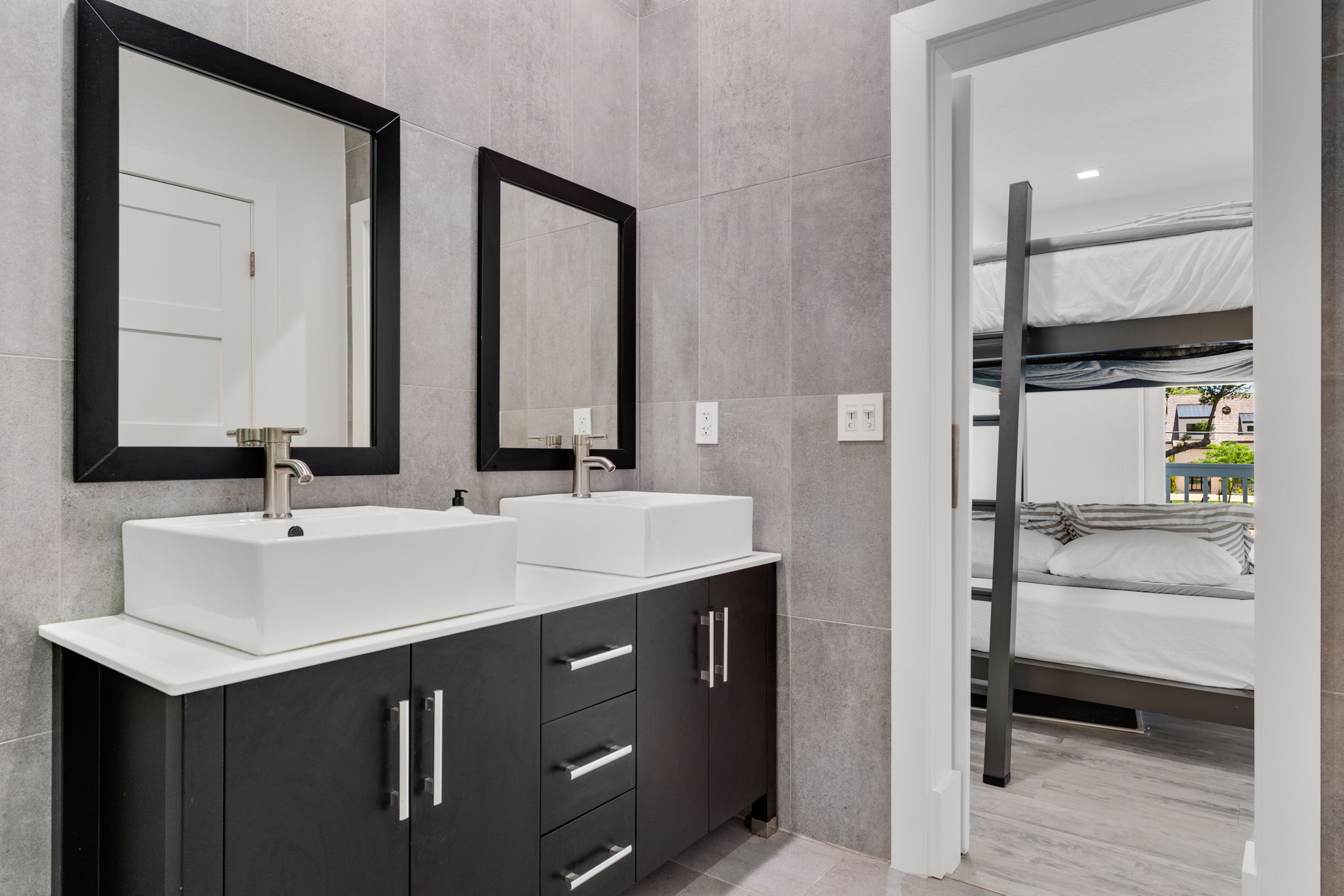 2nd Floor Shared Bathroom w/Bedroom 1&2
