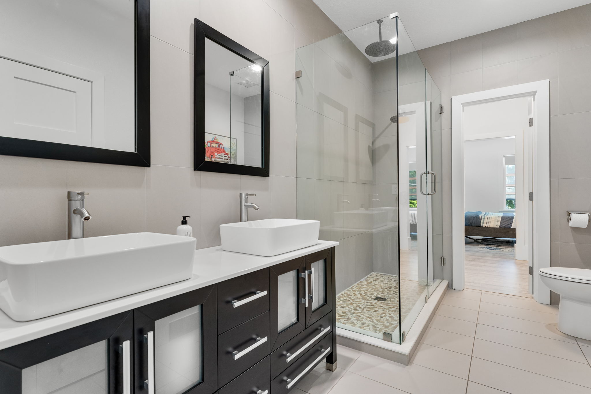 2nd Floor Shared Bathroom w/bedroom 3&4