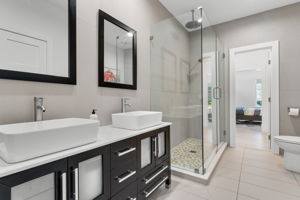 2nd Floor Shared Bathroom w/bedroom 3&4