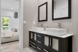2nd Floor Shared Bathroom w/Bedroom 3&4