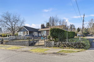 A corner setting provides flexible access, added light, and future potential—both practical and forward-looking.