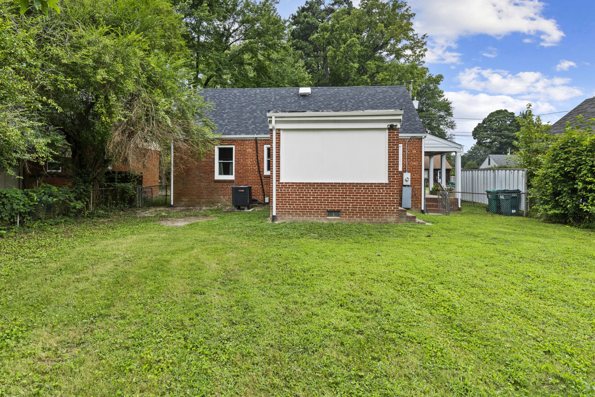 Don't miss this great opportunity in the heart of Lakeside!