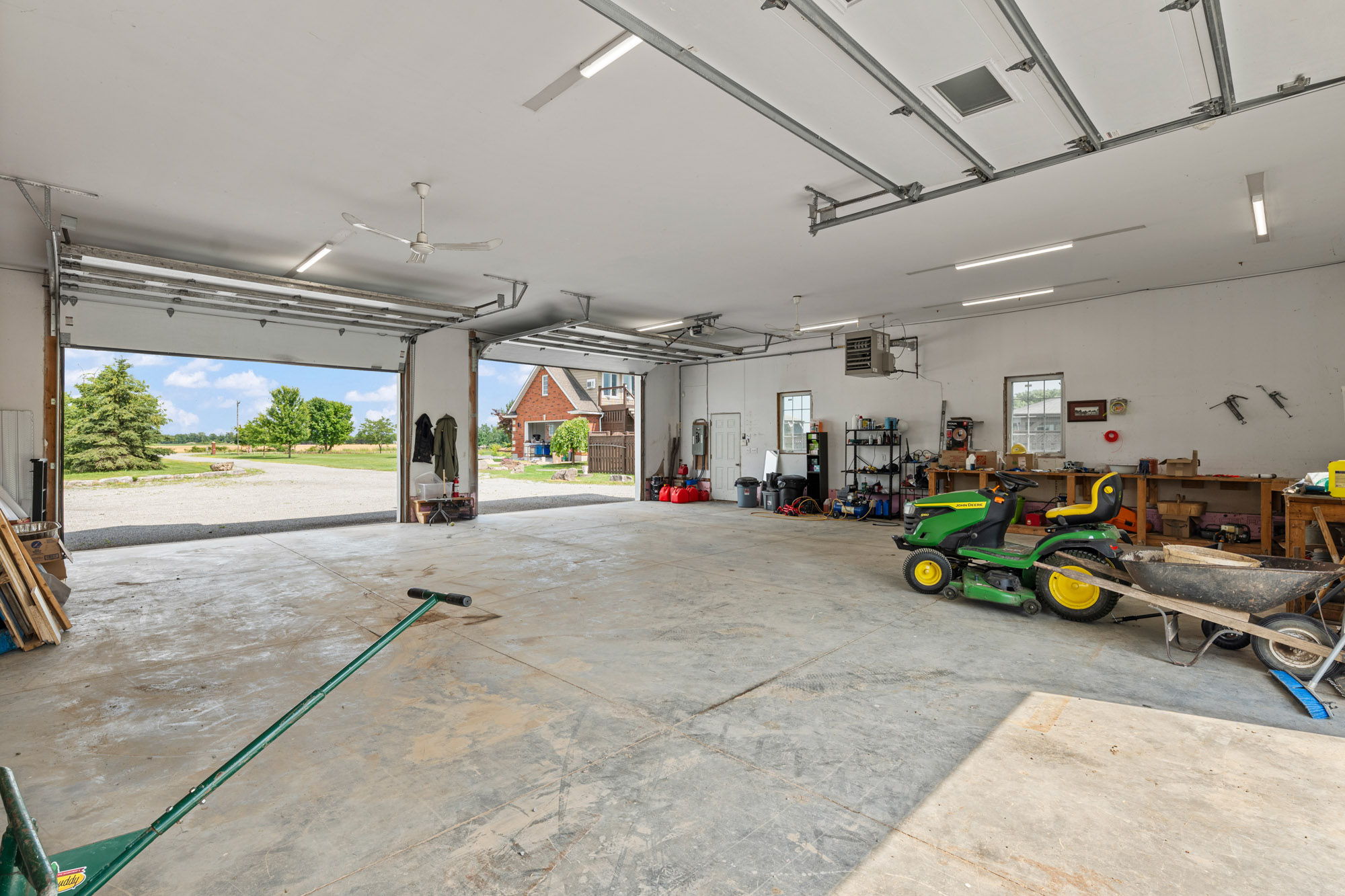 Interior 60 ft x 40 ft Detached Shop / Garage 11 ft ceiling height