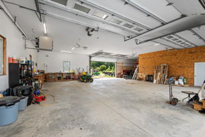 Interior 60 ft x 40 ft Detached Shop / Garage 11 ft ceiling height