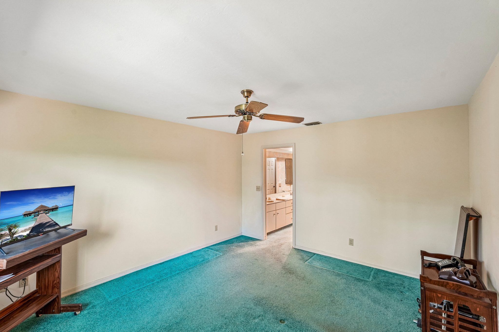SW 4th Pl 605-S0605-027.jpg