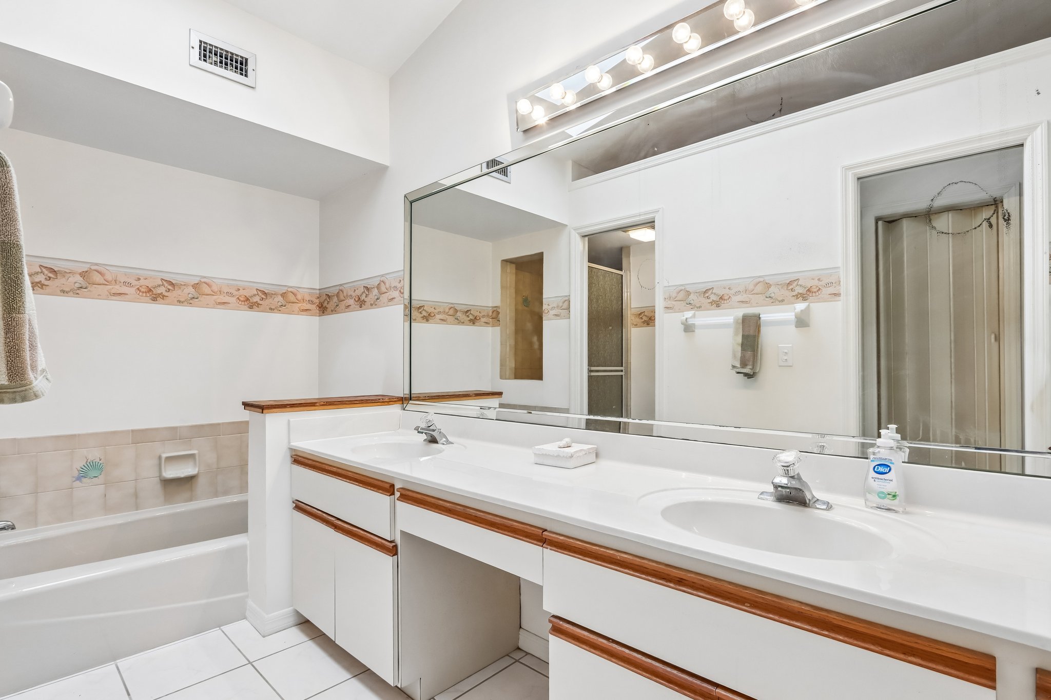 SW 12th Ave 203-S2607-020.jpg