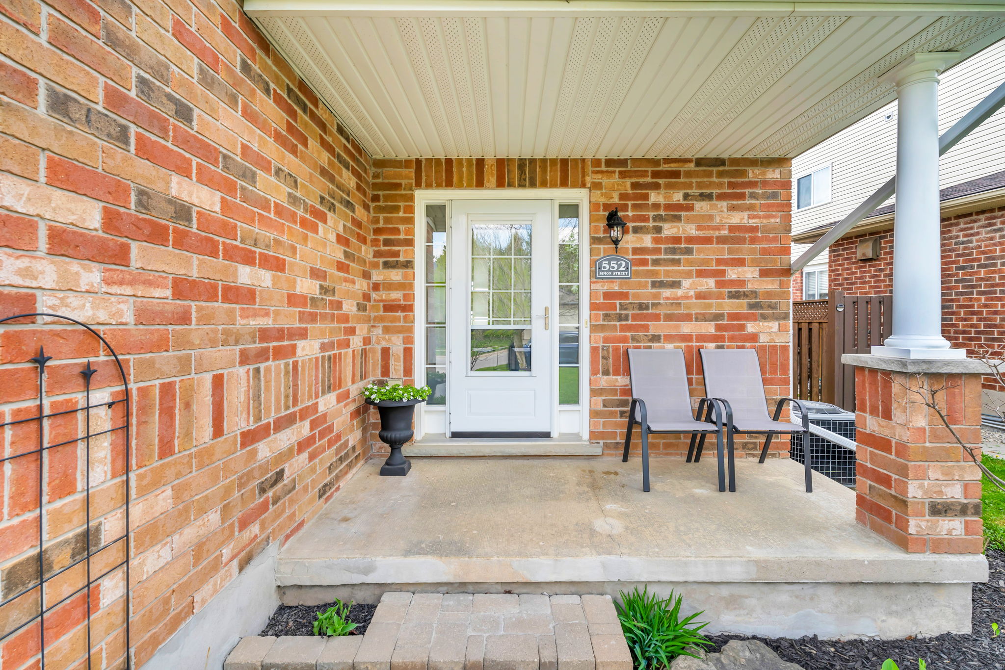 Front Porch/Entrance
