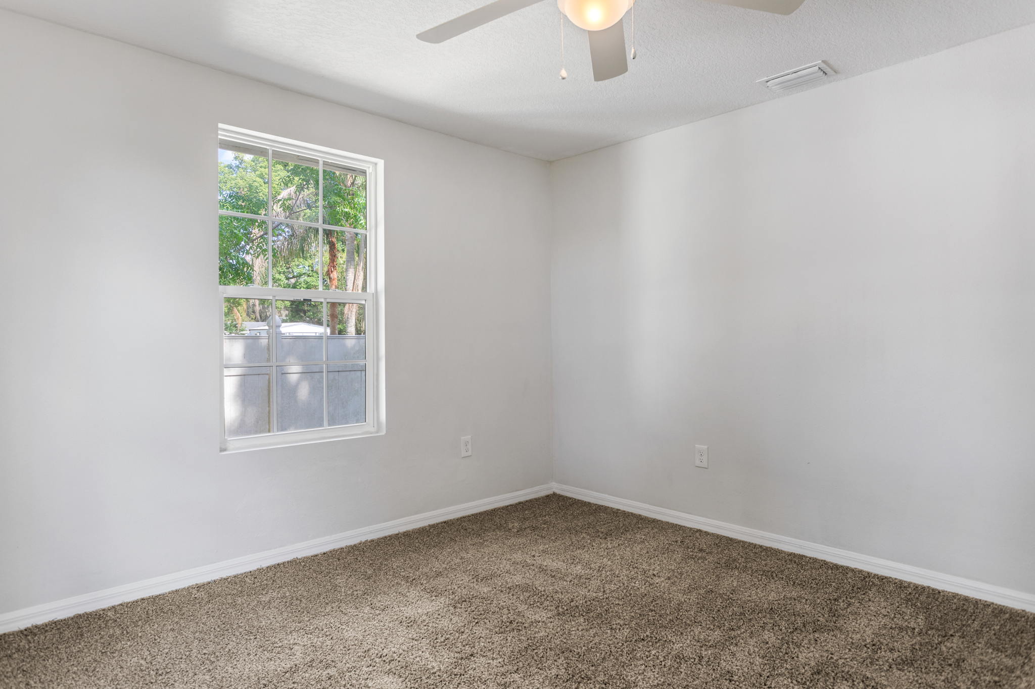 5520 21st St, Zephyrhills, FL 33542, USA Photo 12