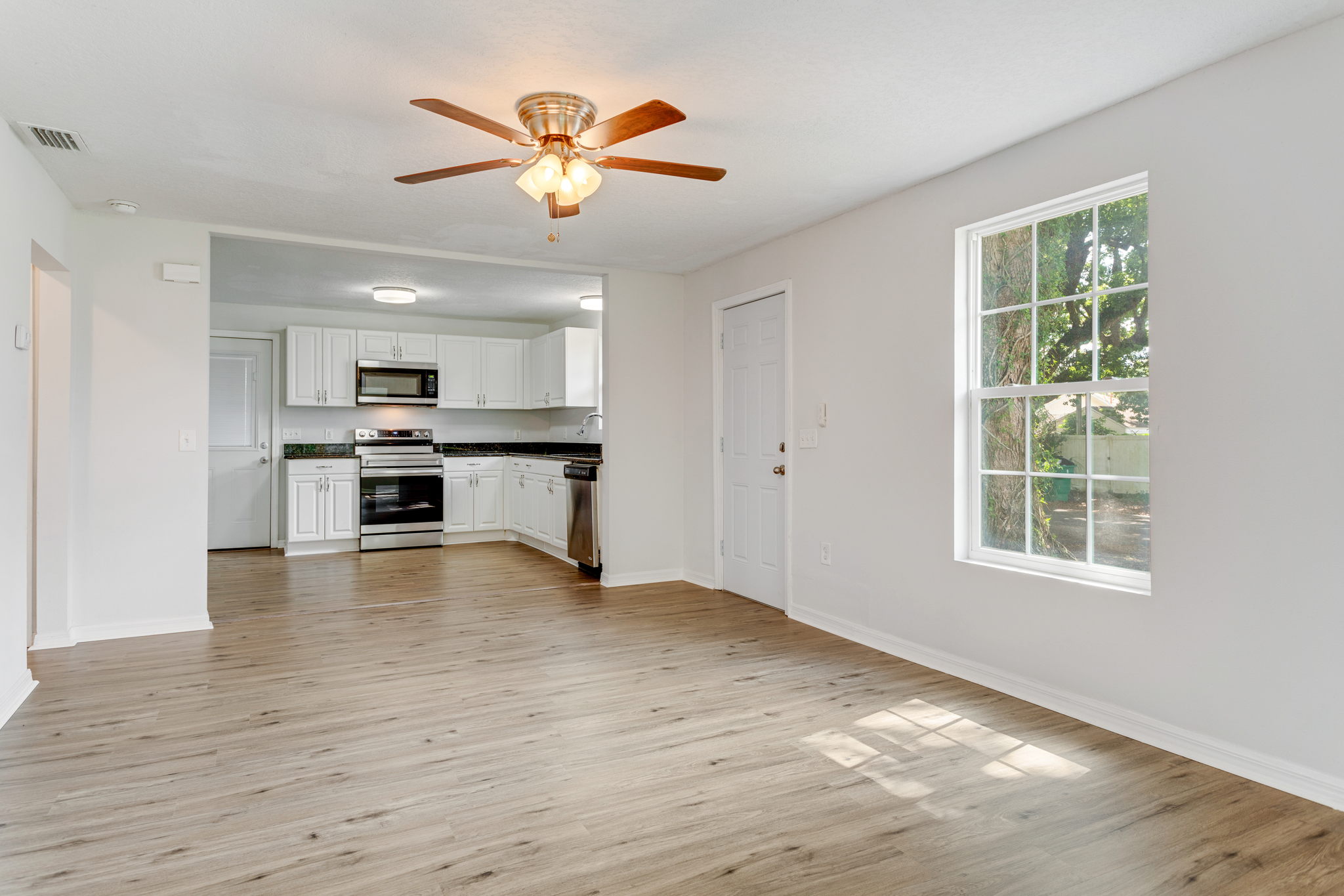 5520 21st St, Zephyrhills, FL 33542, USA Photo 9