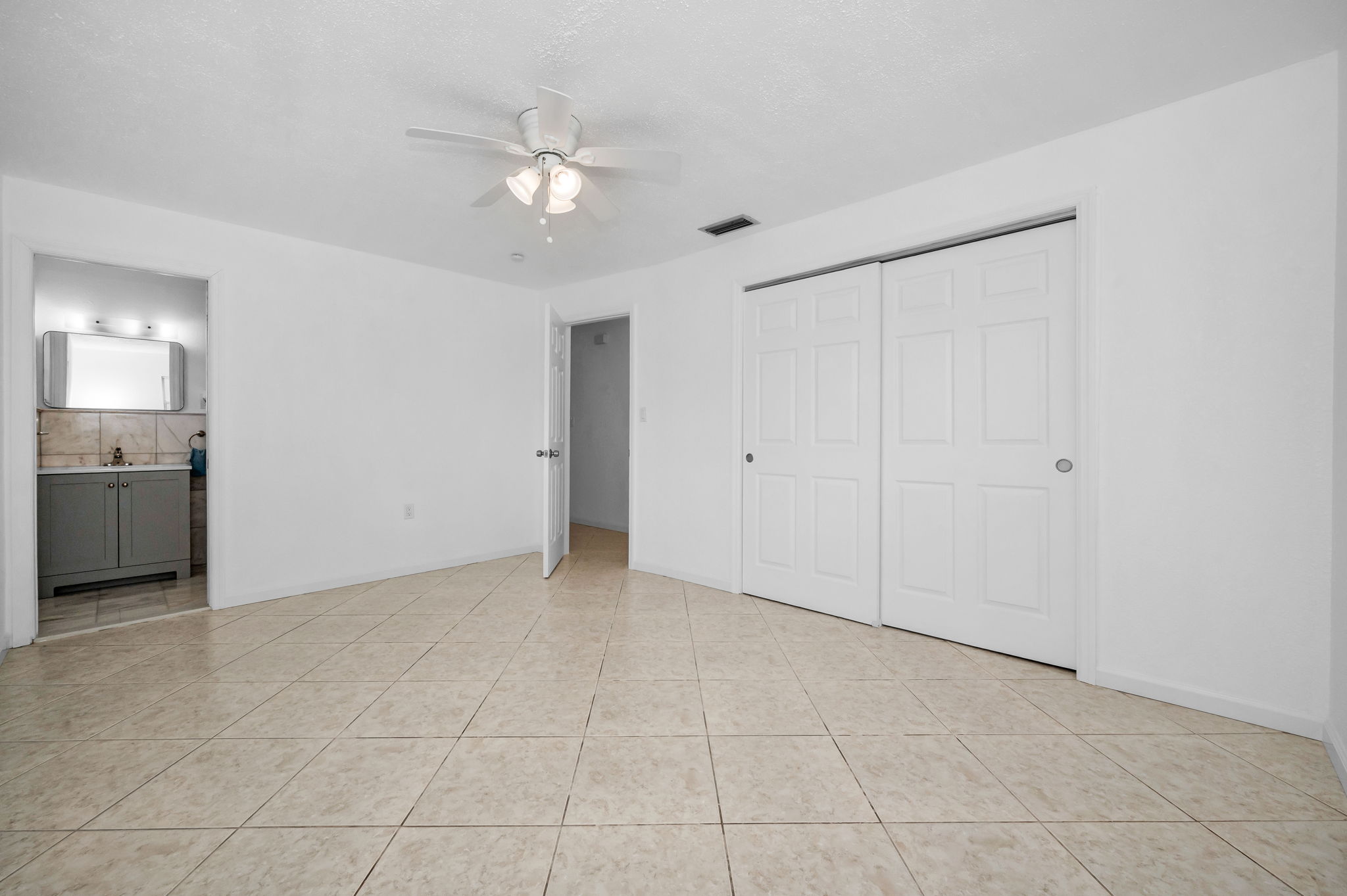 Primary Bedroom1b