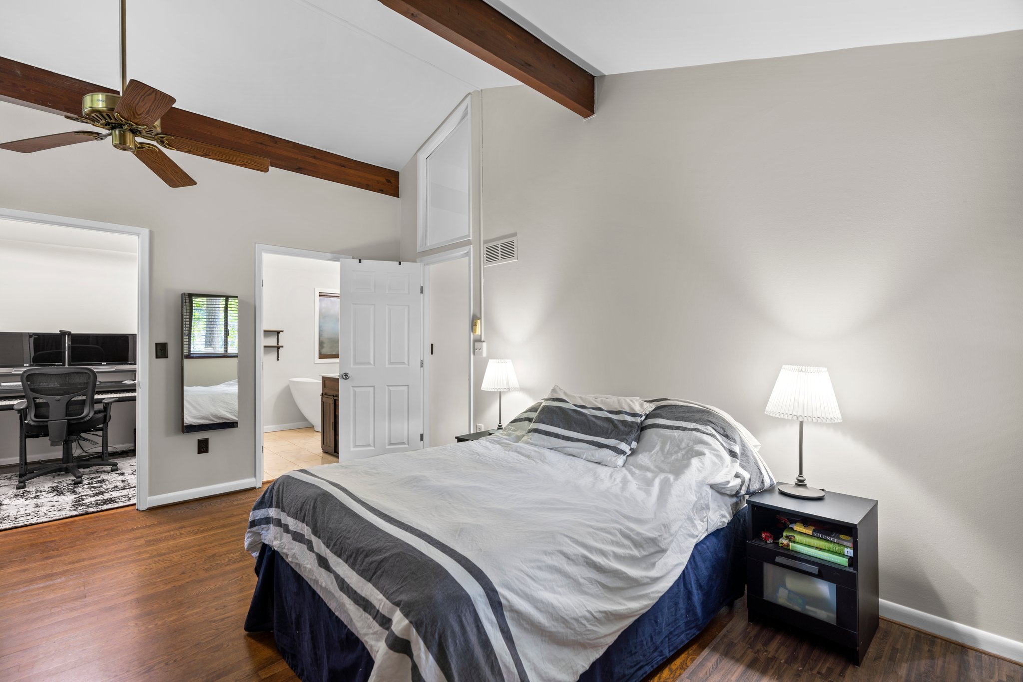 26. Main bedroom.jpg