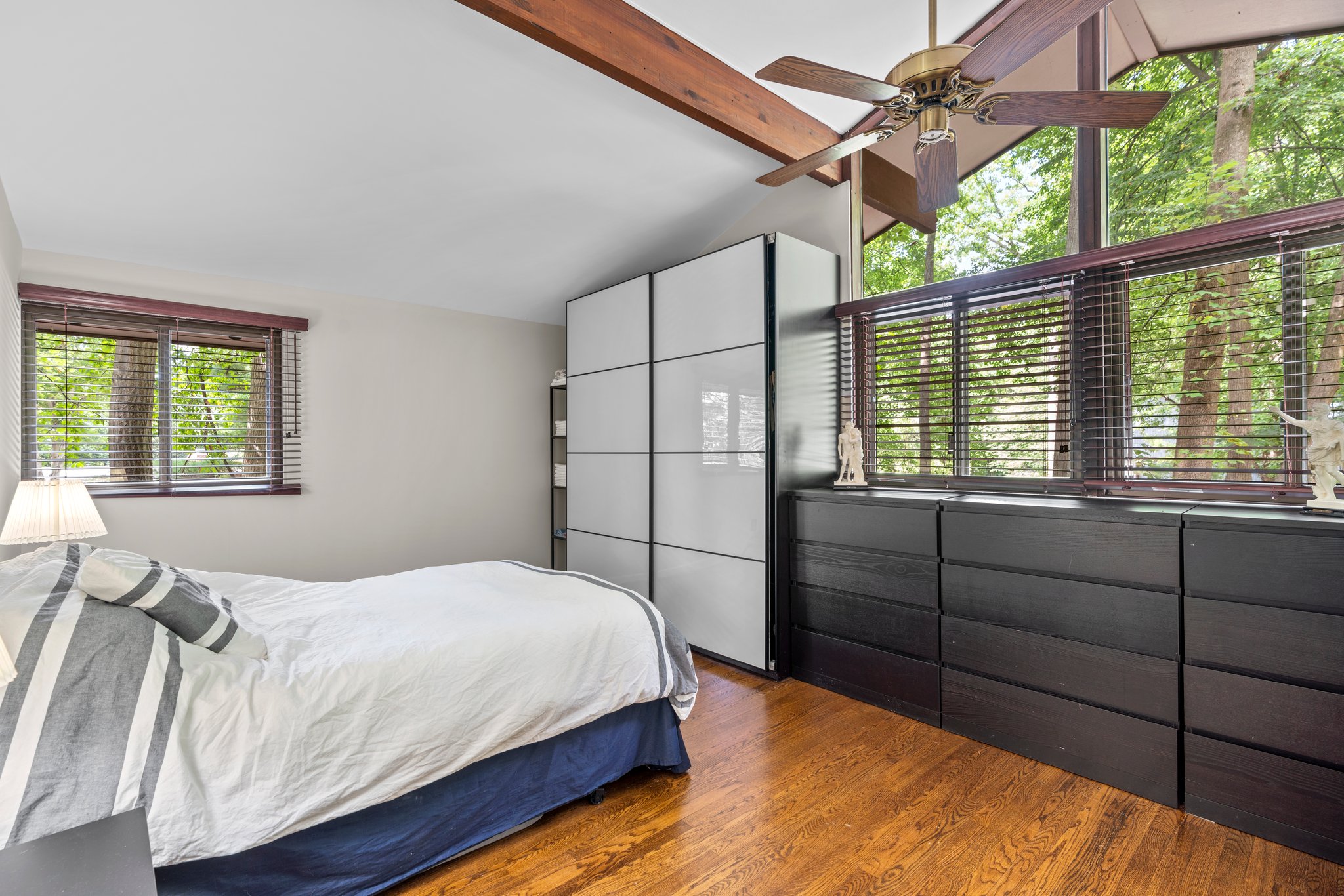 24. Main bedroom.jpg