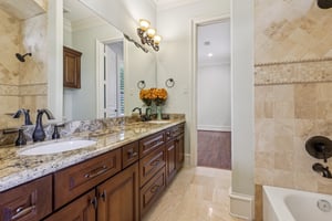 Navarro St-1106-030.jpg