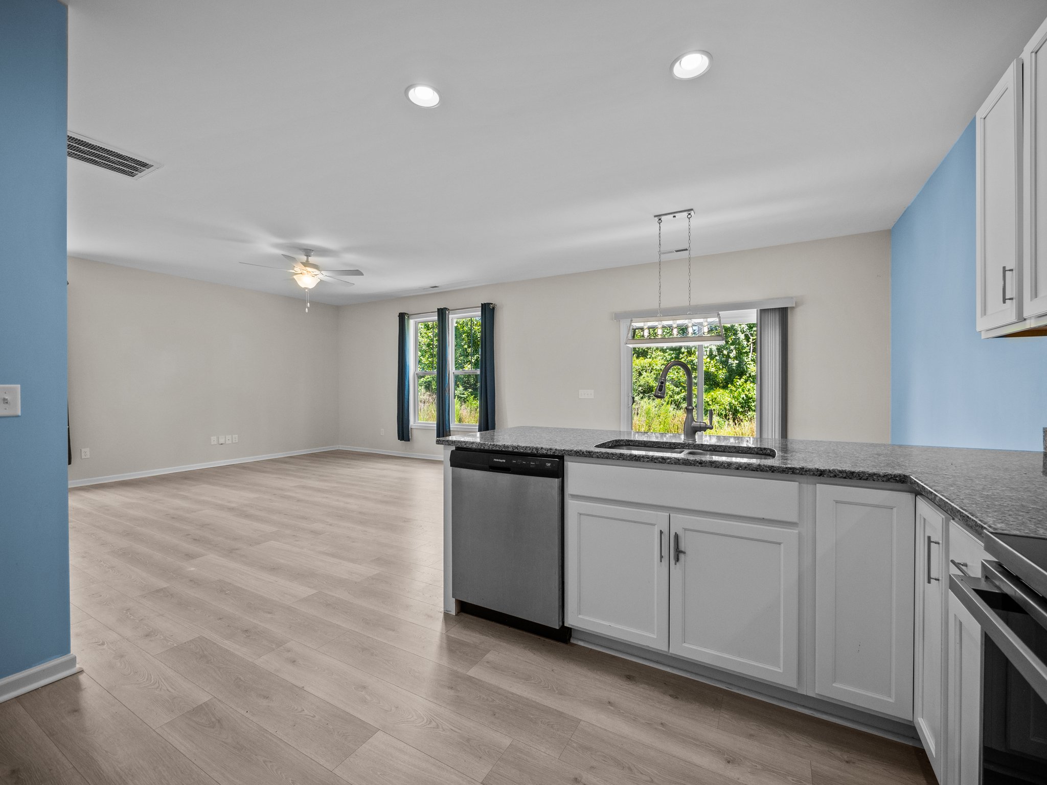 554 Avendale Dr, Rocky Point, NC 28457