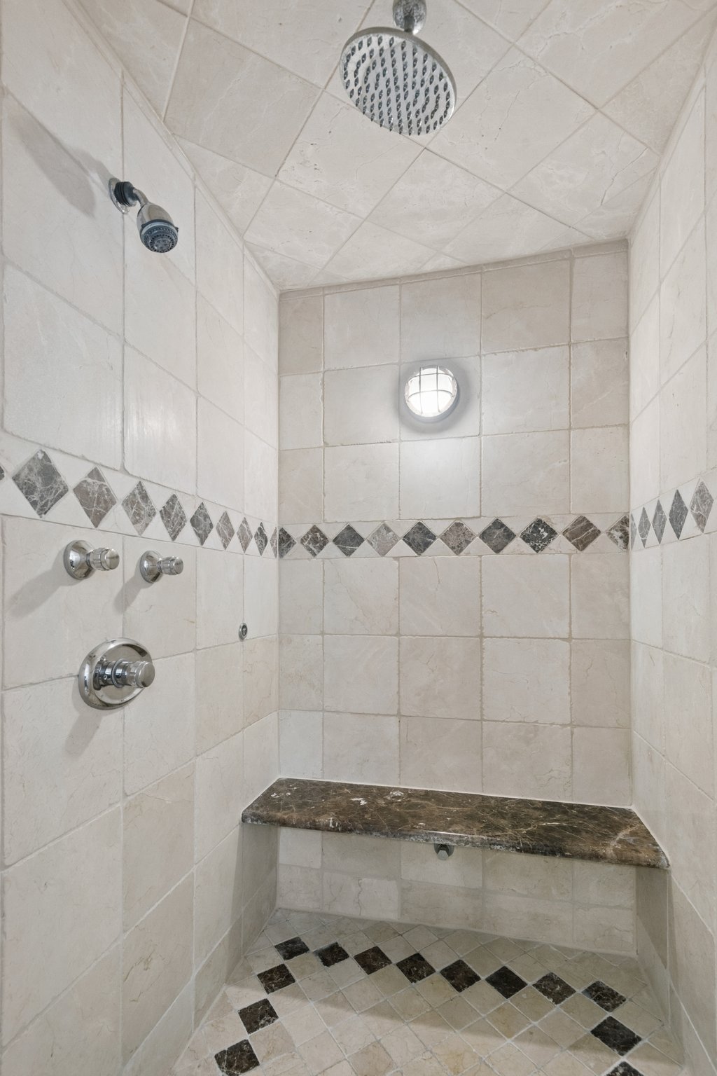 5540 N Glenwood Ave_019.jpg