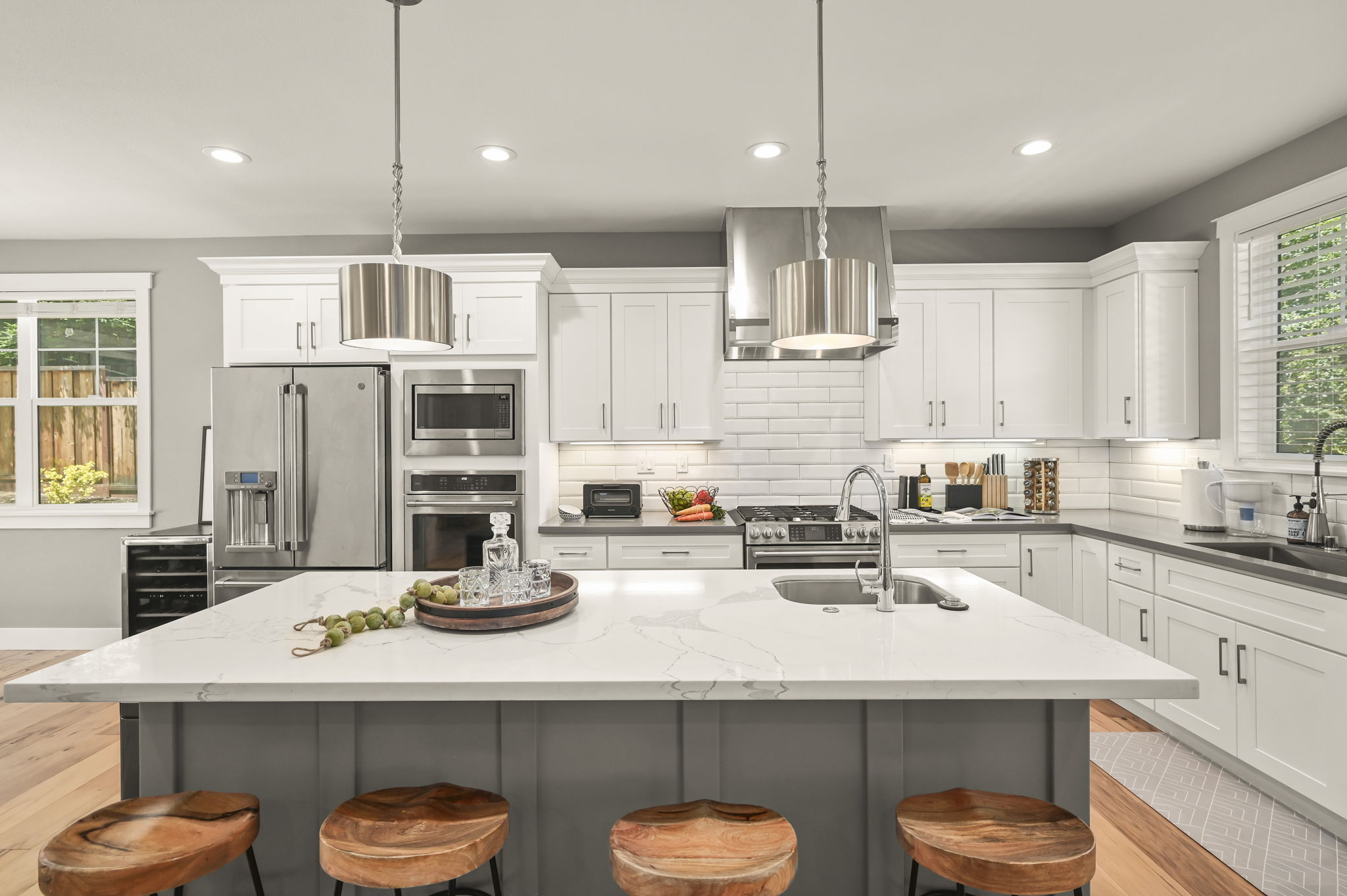 Chef's Island w/ Sink & Seating