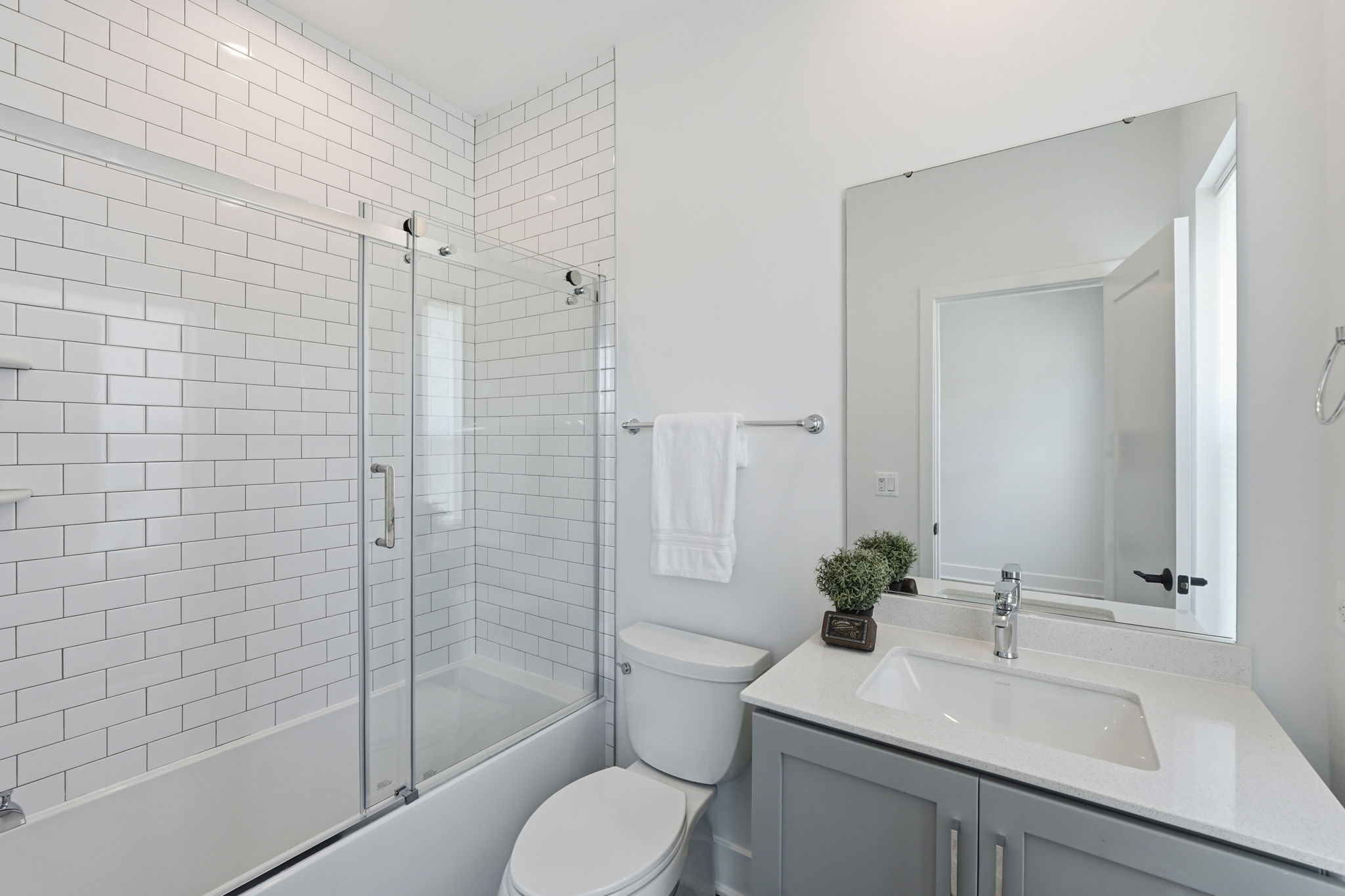 Ensuite Bath 2