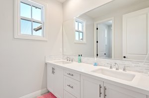 26 - Bathroom 2.jpg