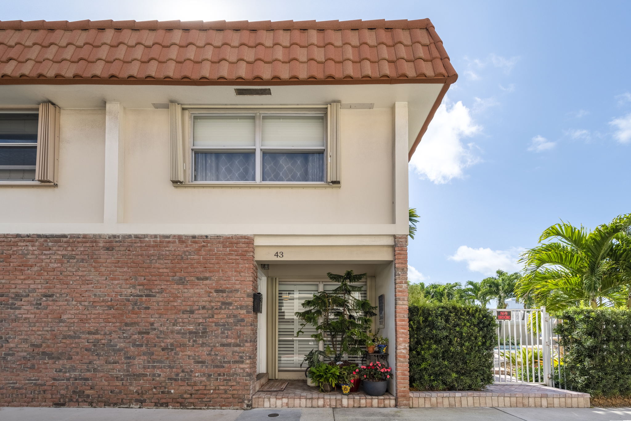 Private entrance, end unit town home.