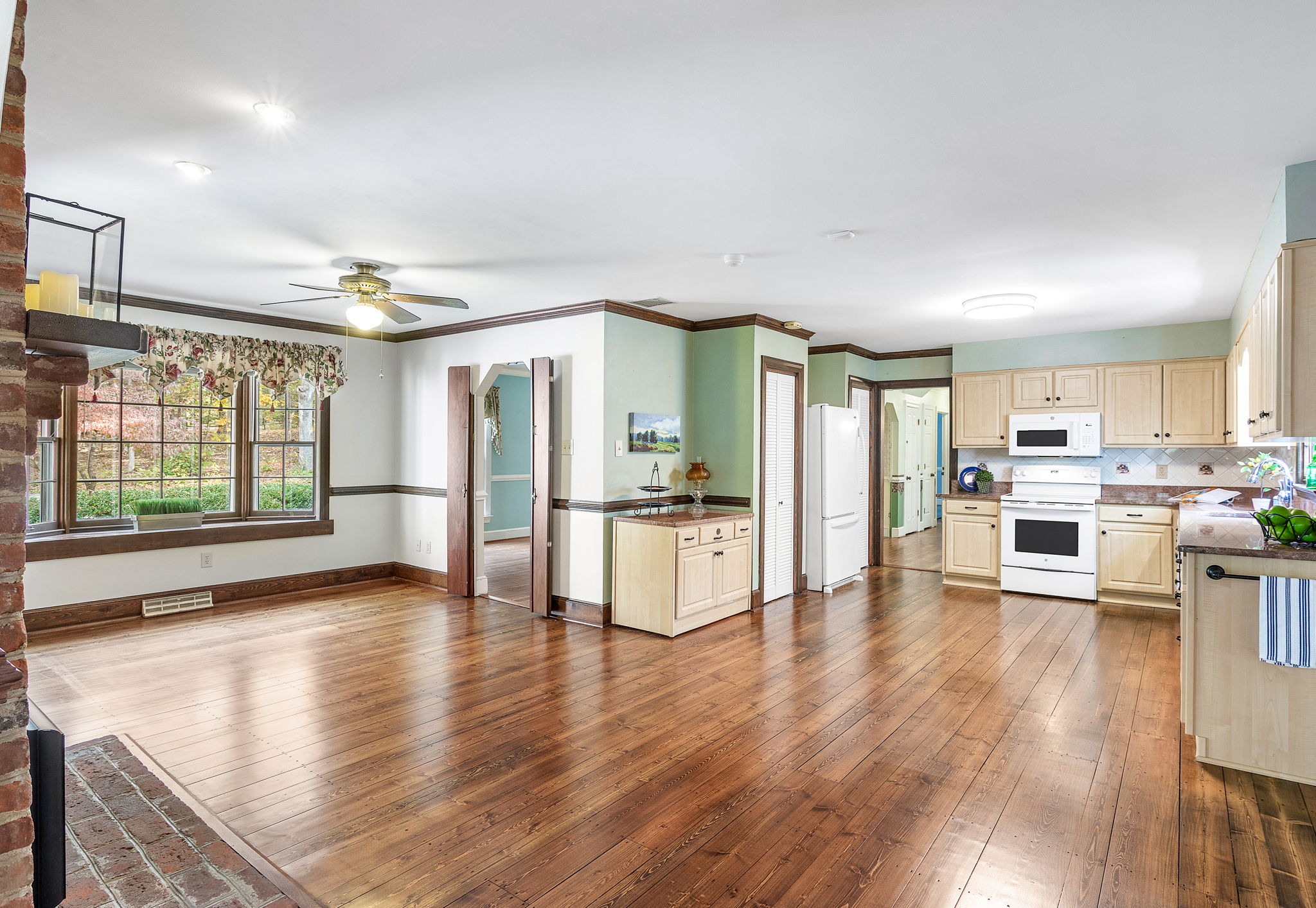 10-Family Room and Kitchen