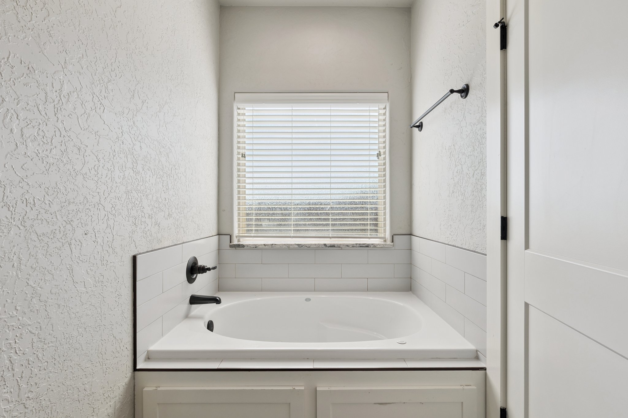 5592 NE Snowy Owl Rd_025.jpg
