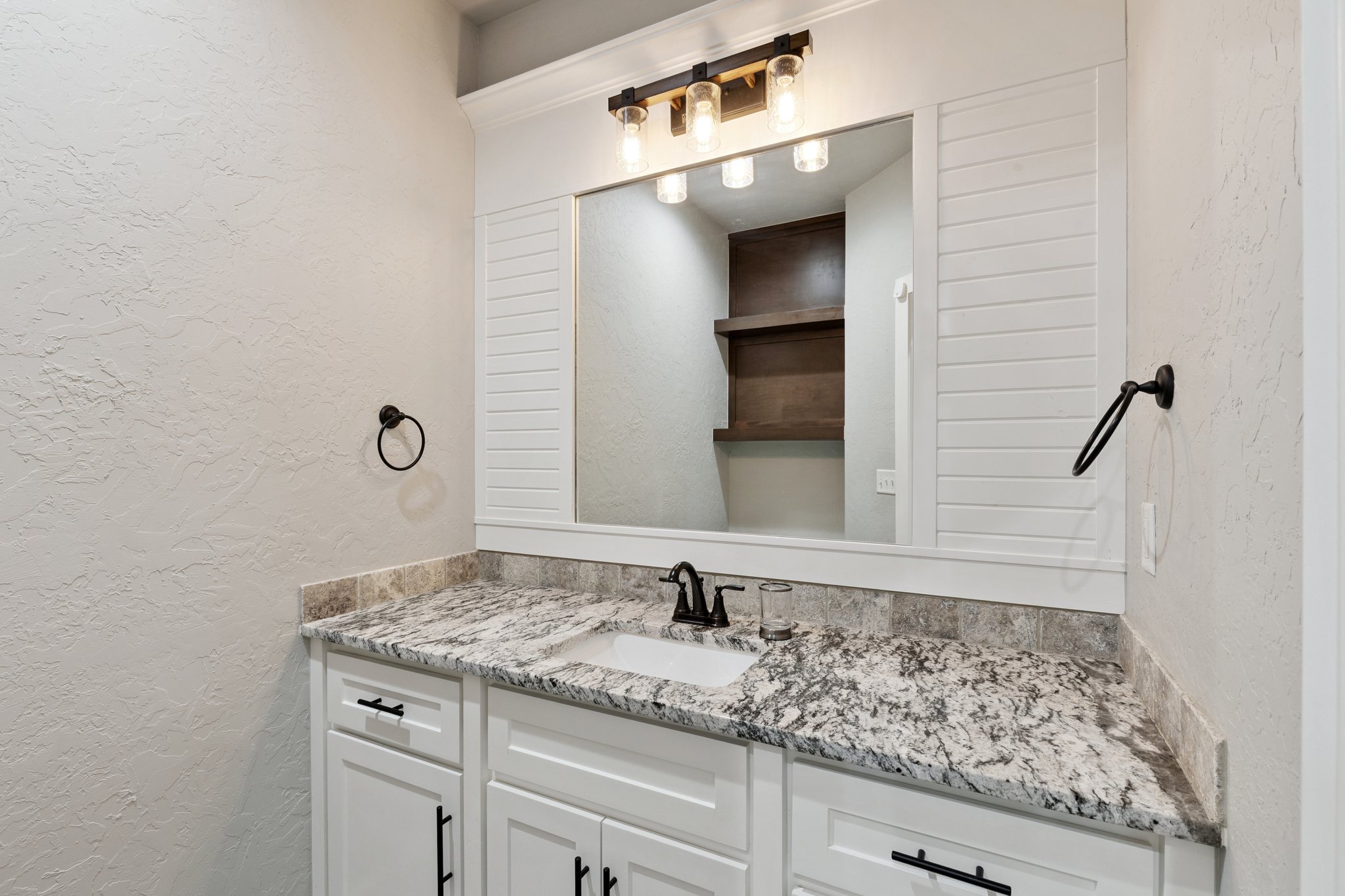 5592 NE Snowy Owl Rd_030.jpg