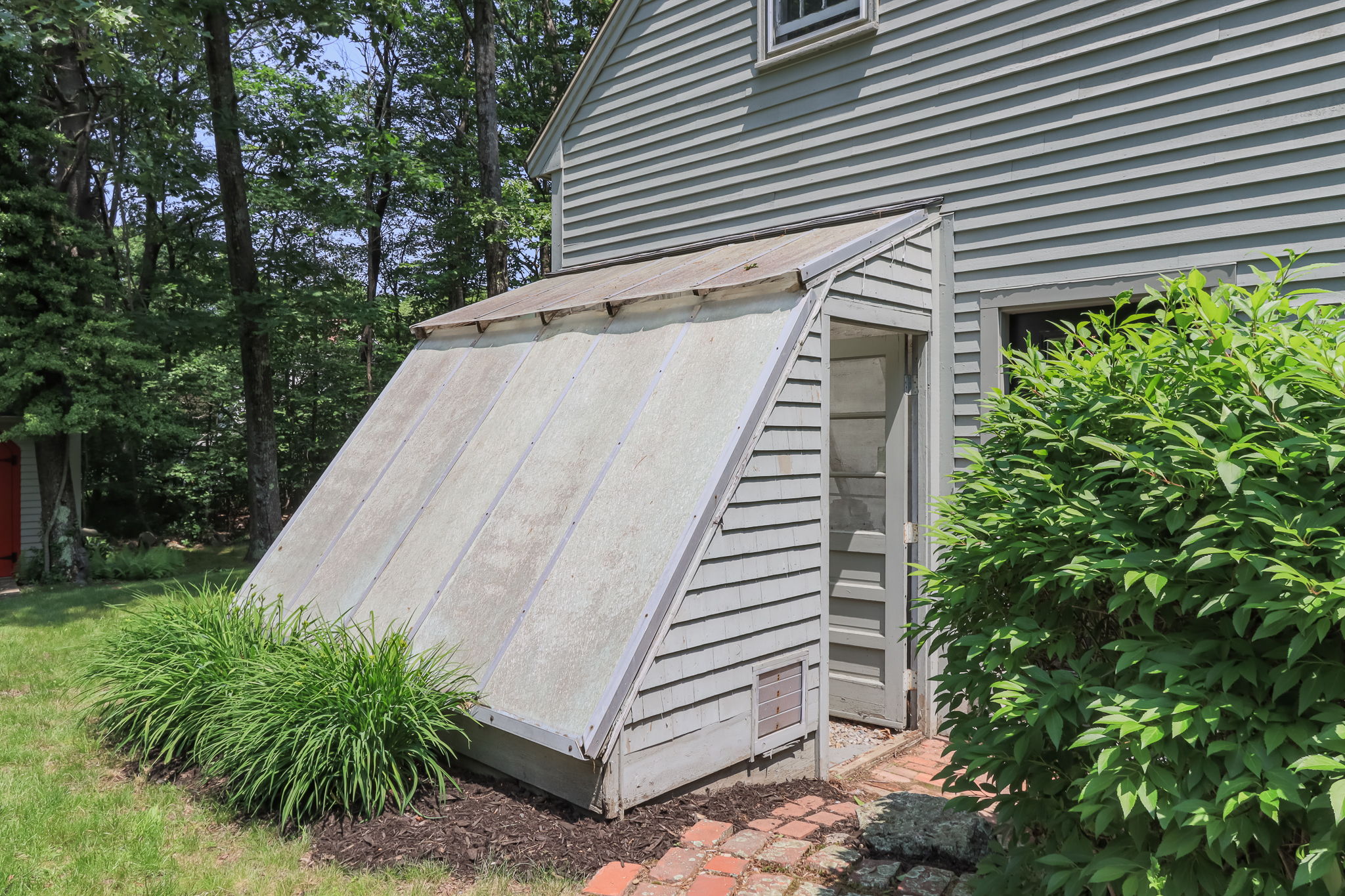 ExteriorRearGardenShed-2
