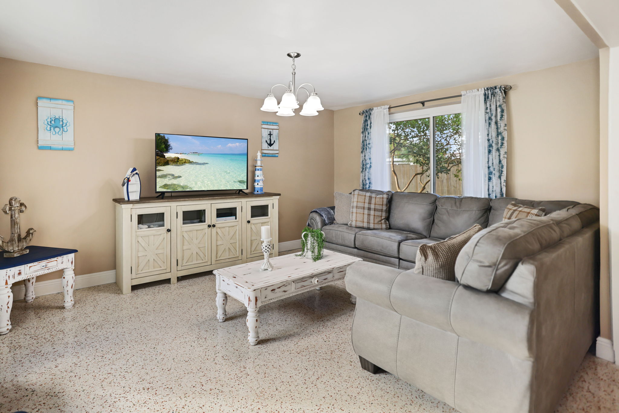 Living Room - 495A6110 (1)