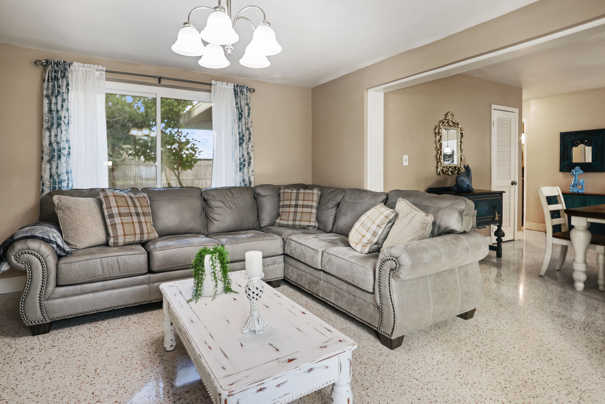 Living Room - 495A6114 (1)