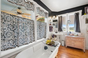 Primary Bathroom (5)