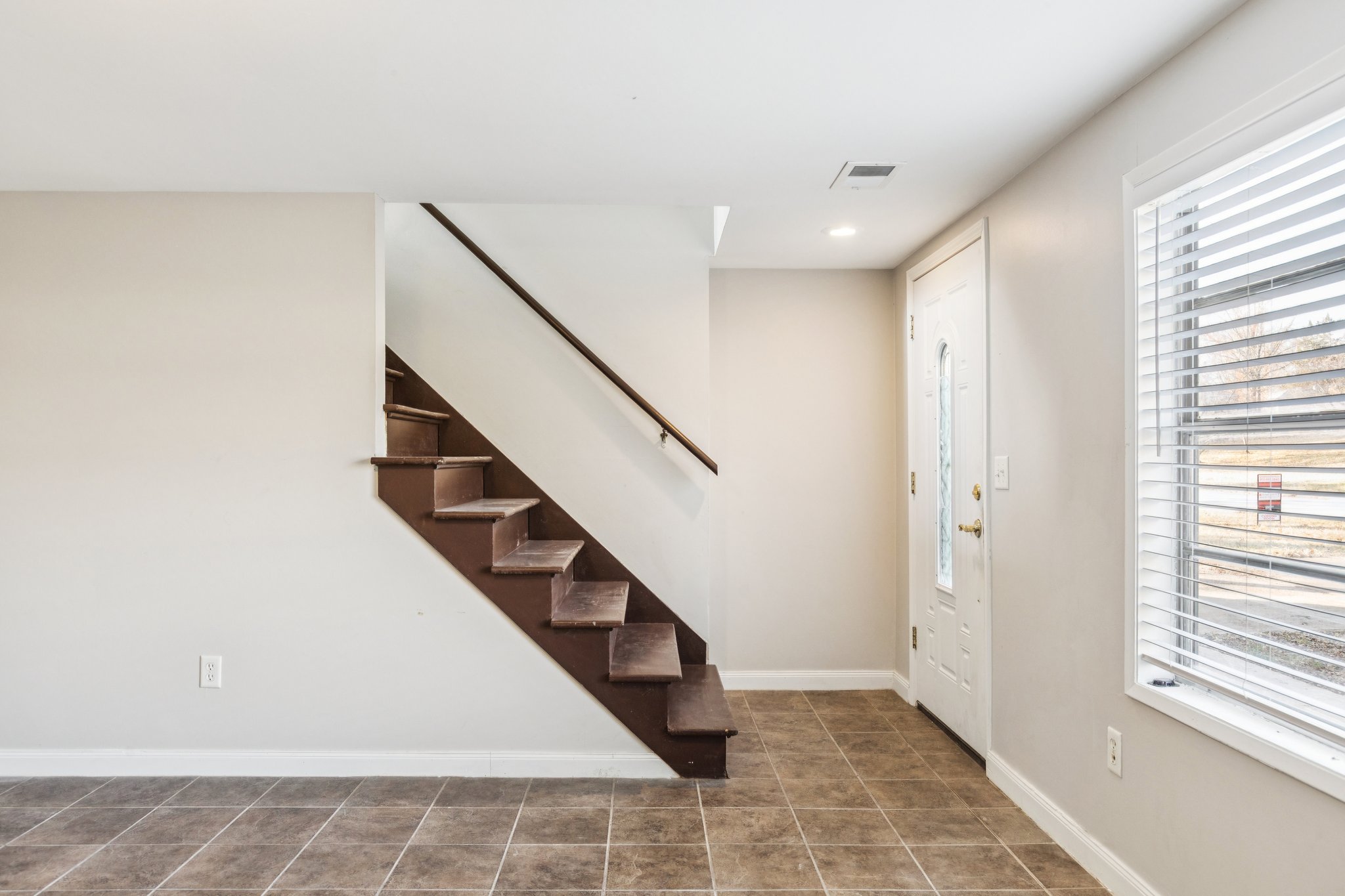 7740 - 5601 NE San Rafael Dr_004.jpg